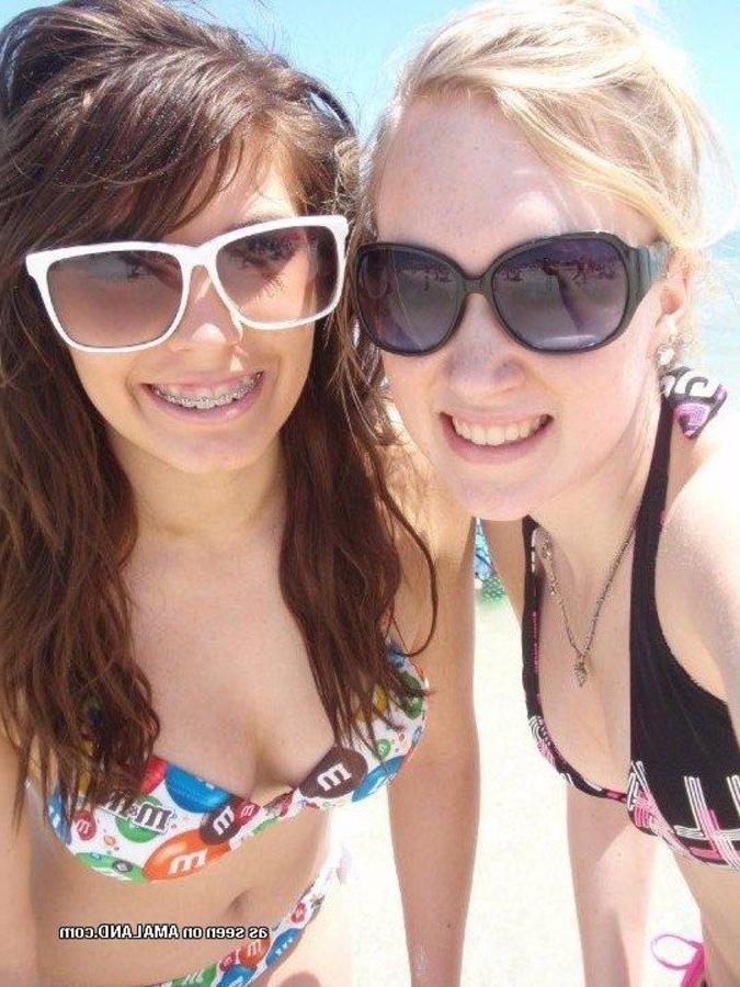 12P Gallery of sexy amateur girlfriends posing outdoors
