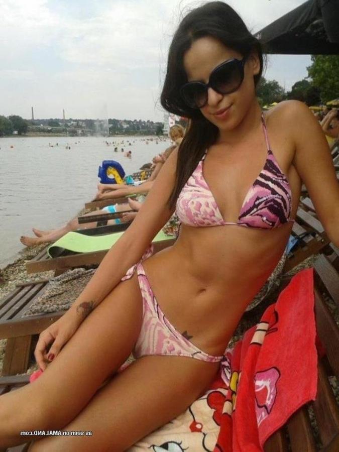 12P Gallery of sexy amateur girlfriends posing outdoors