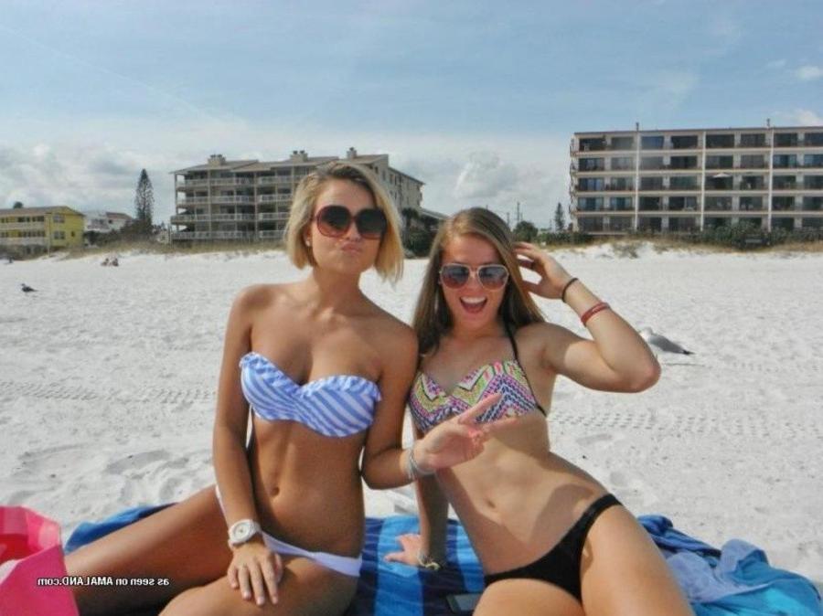 12P Gallery of sexy amateur girlfriends posing outdoors