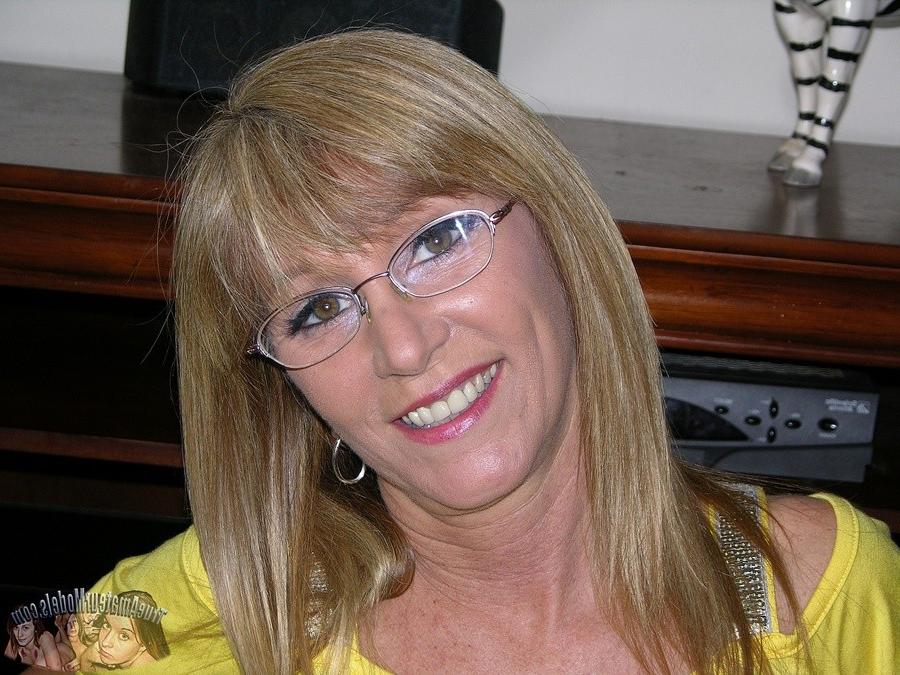 14P Year Old Milf With Glasses Modeling And Spreading Nude