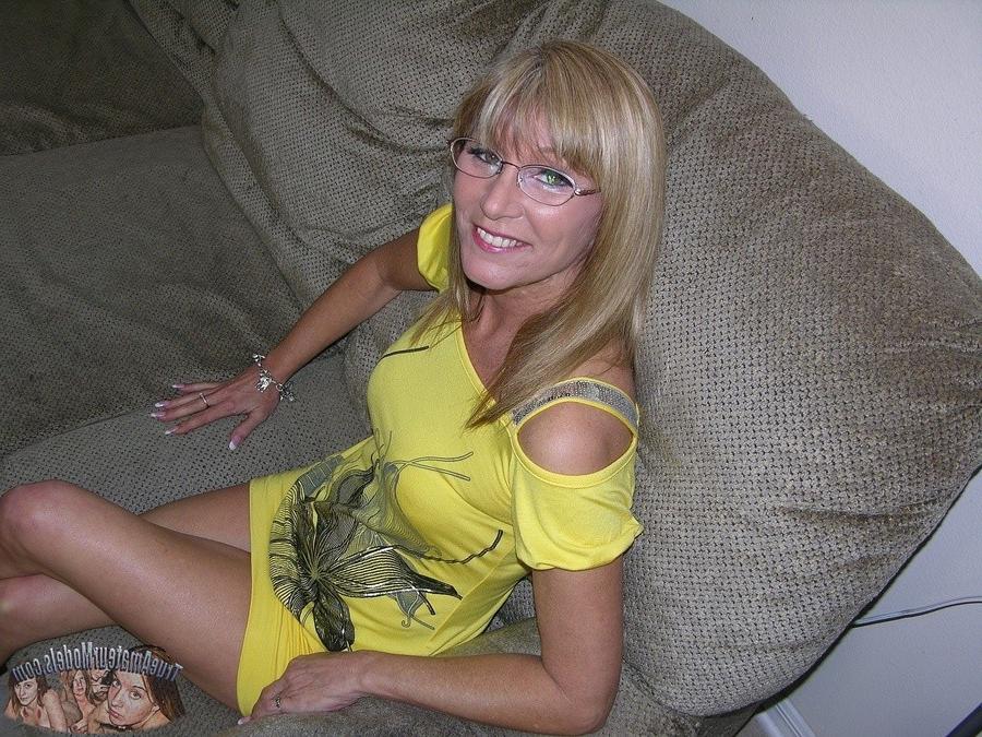 14P Year Old Milf With Glasses Modeling And Spreading Nude