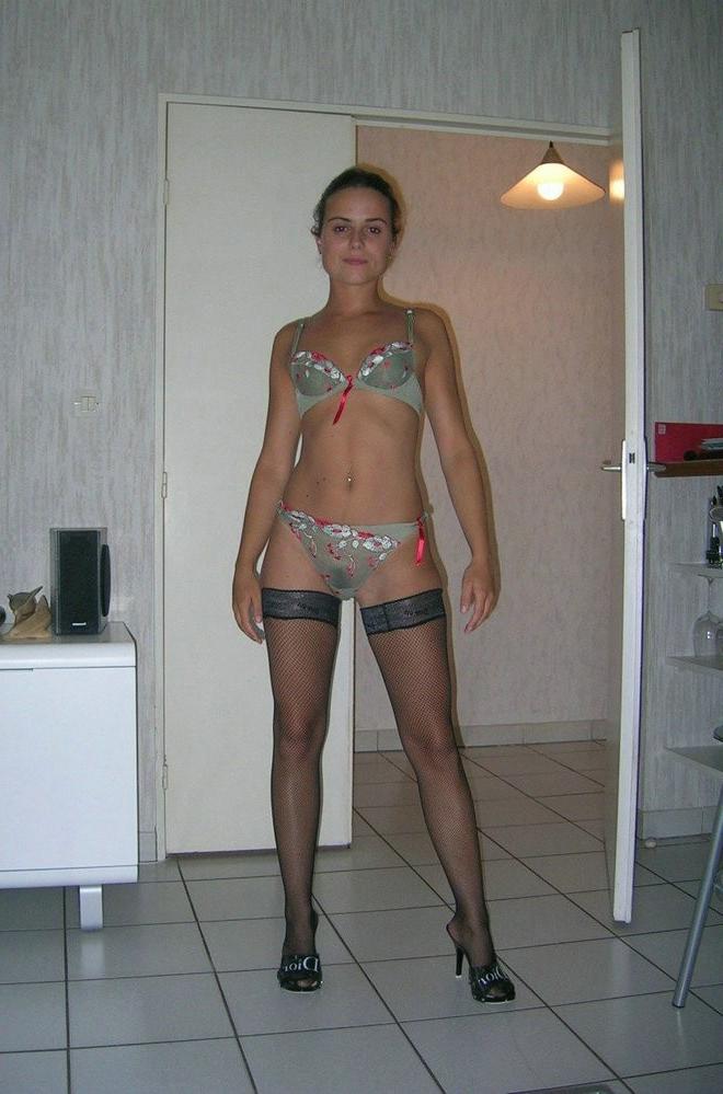 12P Amateur girlfriends posing and fucking in home pictures