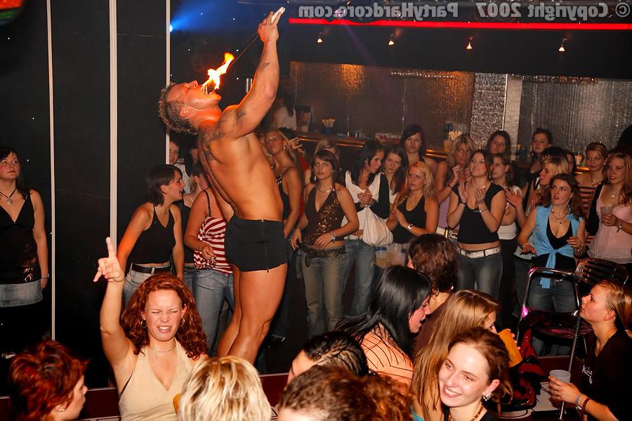 11P Dancing and pumpin at the club
