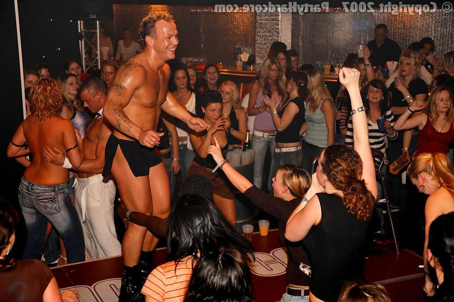 11P Dancing and pumpin at the club