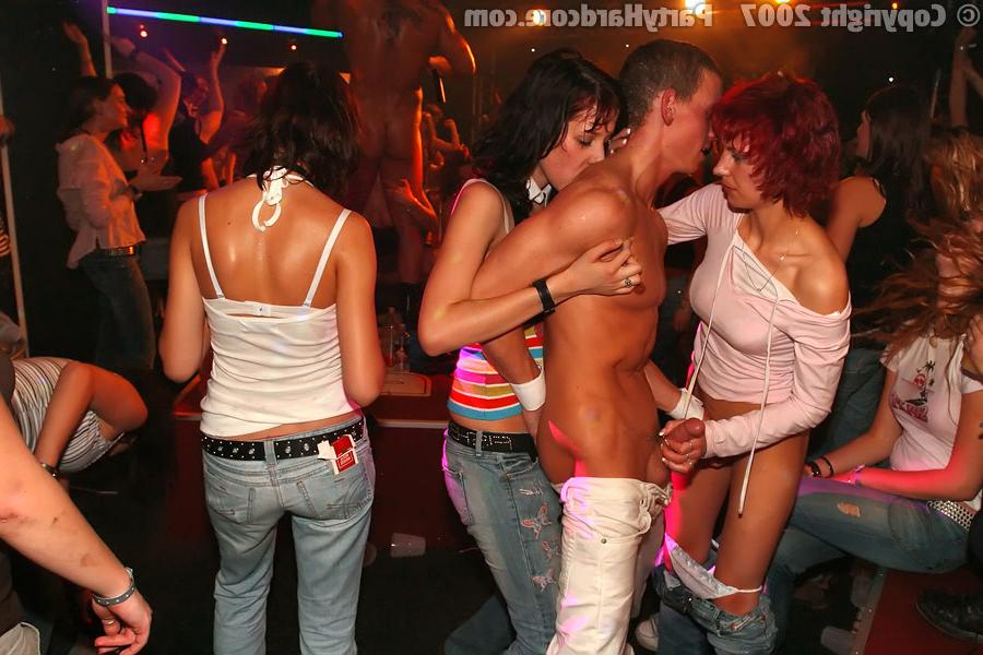 11P Dancing and pumpin at the club