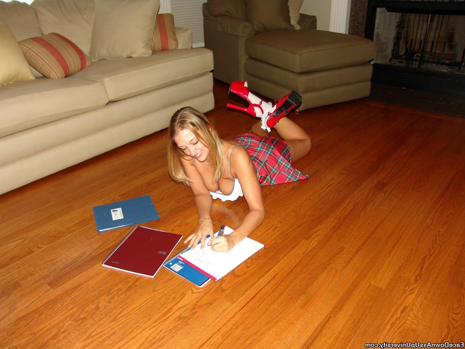 16P school girl spreads her pussy