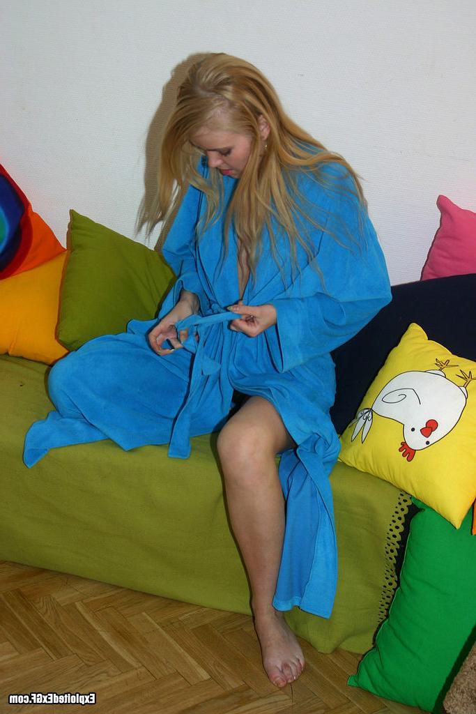 14P Petite teen girlfriend posing