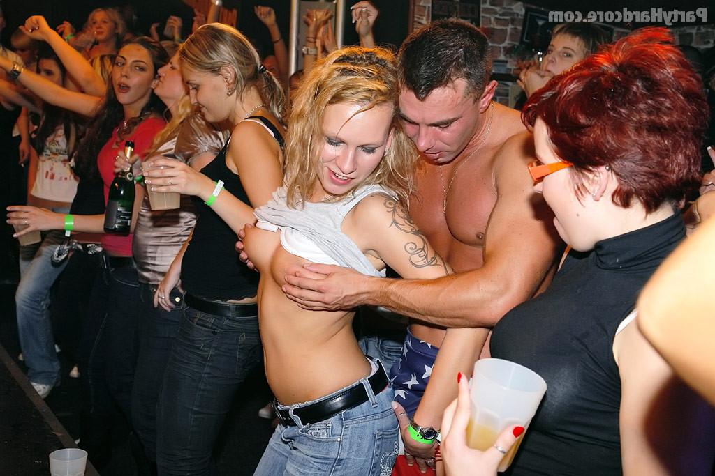 16P Sexparty amateur en boîte de nuit avec baise chaude et ivre