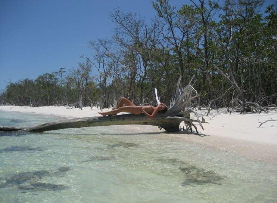 15P Kinky wife in a beach