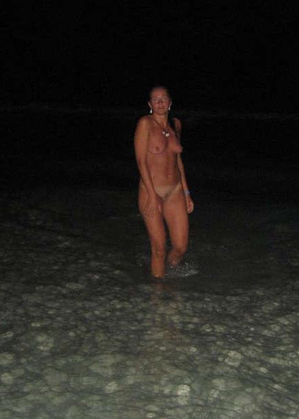 15P Kinky wife in a beach