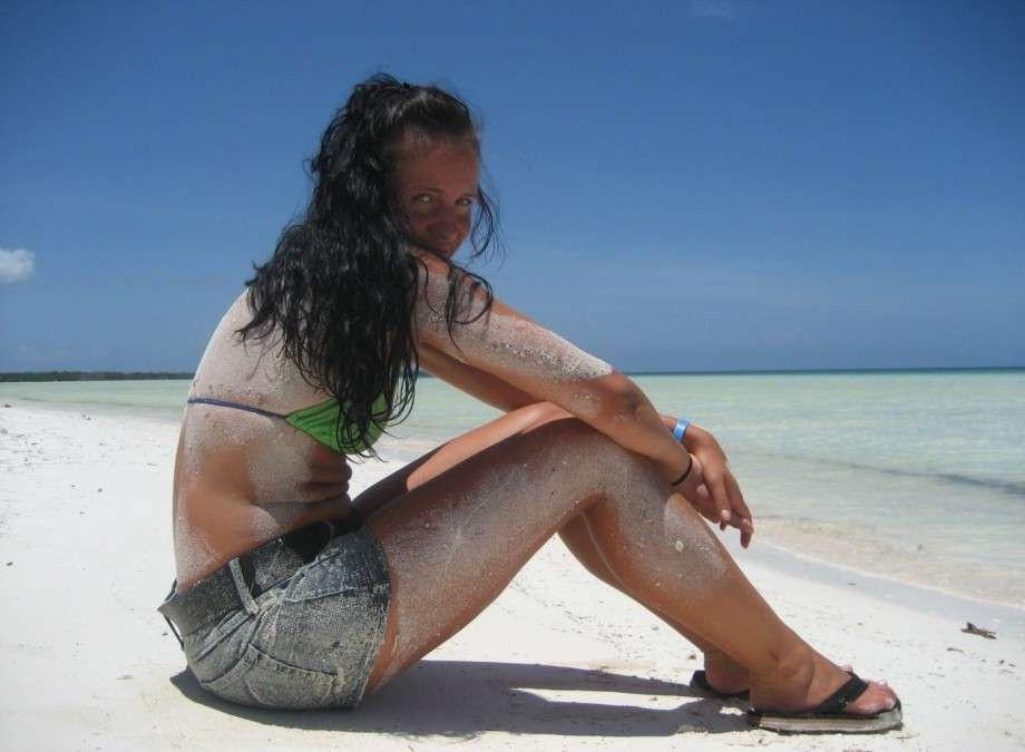 15P Kinky wife in a beach