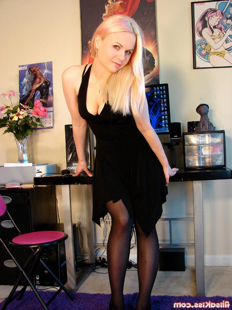 16P Blonde teen Alisa strips