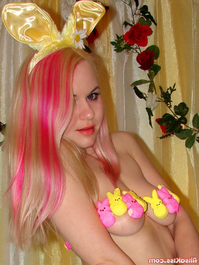 16P Blonde teen Alisa strips