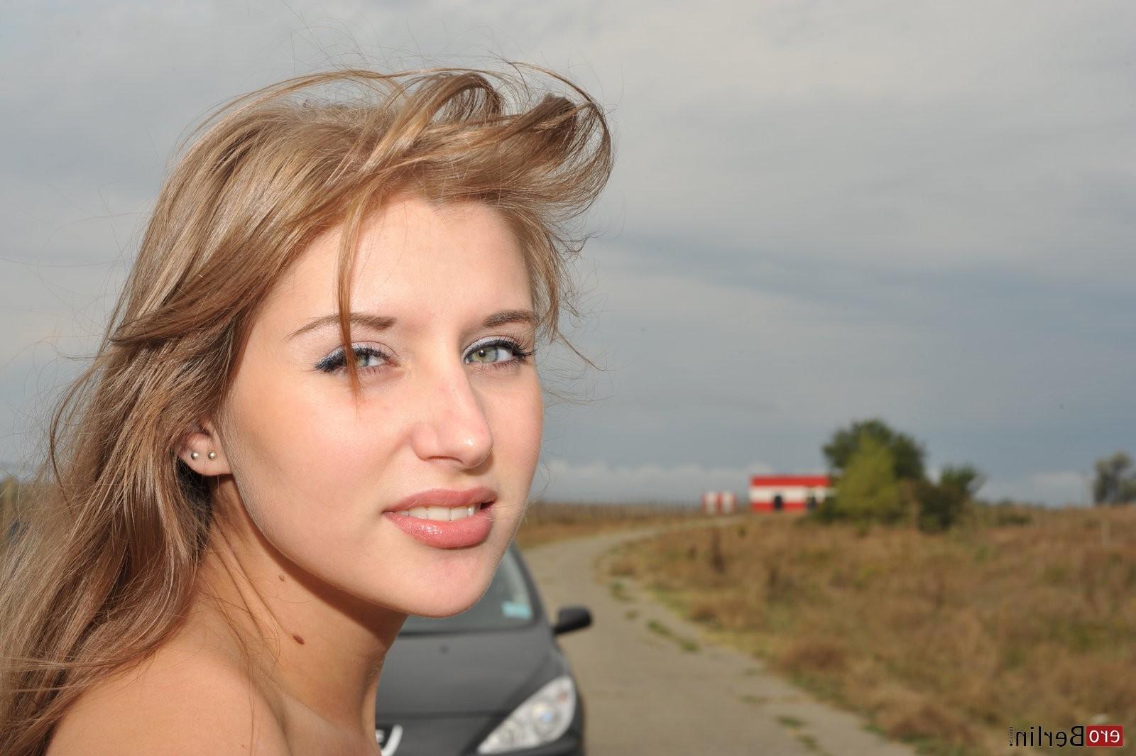16P Eroberlin-Viva-russian-teen-airport-naked-outdoor