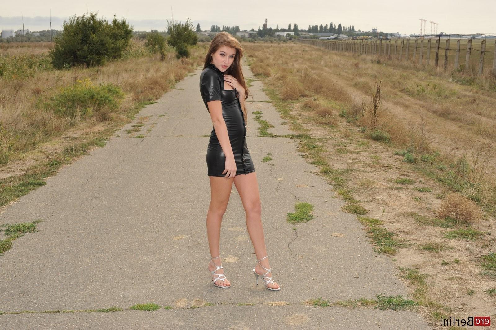 16P Eroberlin-Viva-russian-teen-airport-naked-outdoor