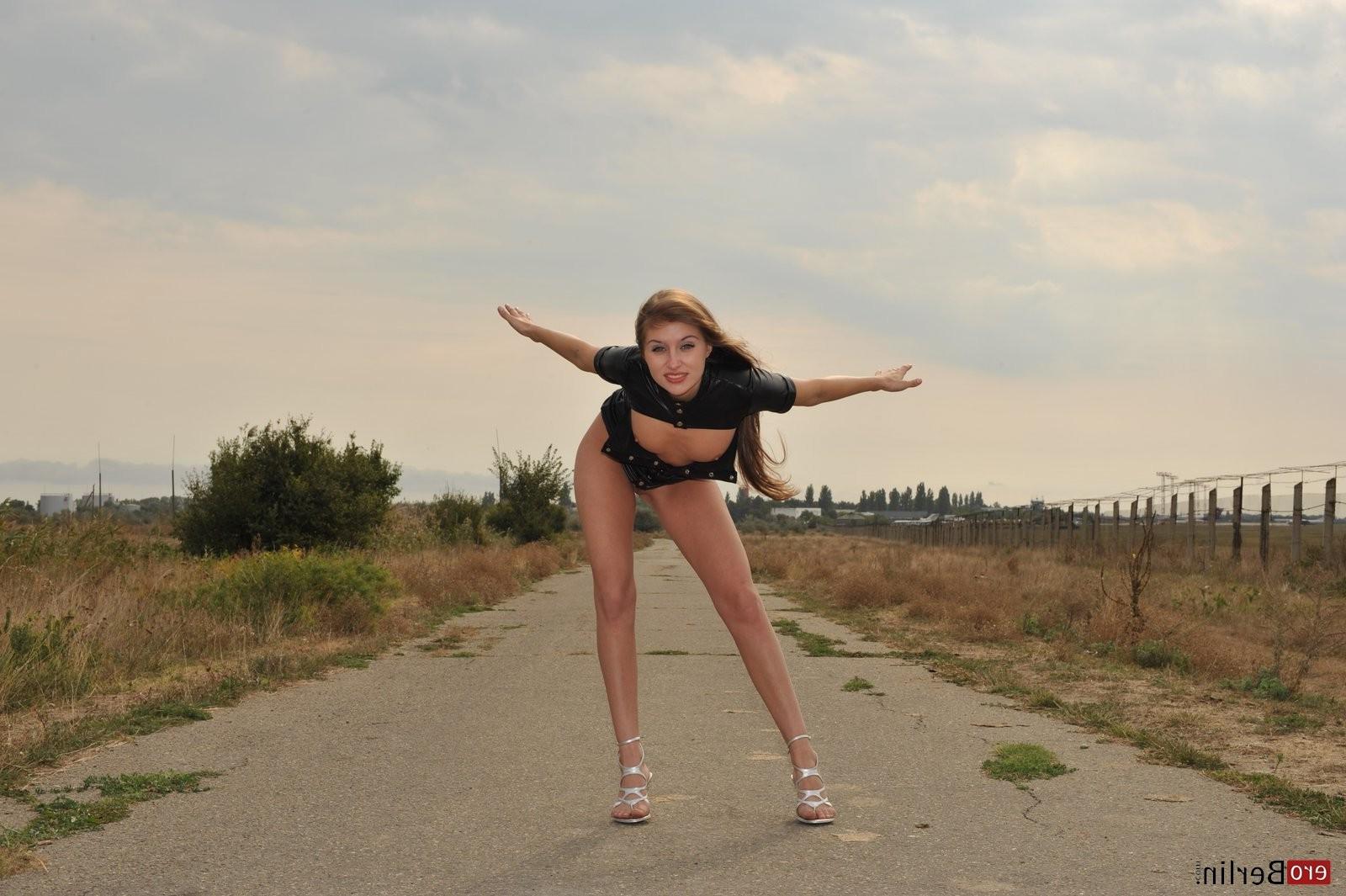 16P Eroberlin-Viva-russian-teen-airport-naked-outdoor