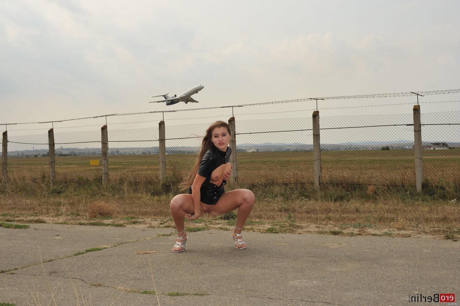 16P Eroberlin-Viva-russian-teen-airport-naked-outdoor