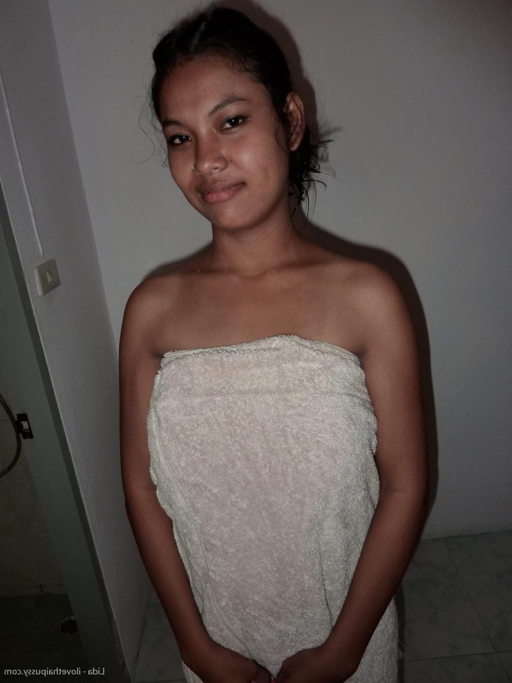 15P Schmutzige thailändische Huren lieben es, ausländische Sextouristen zu ficken und zu lutschen