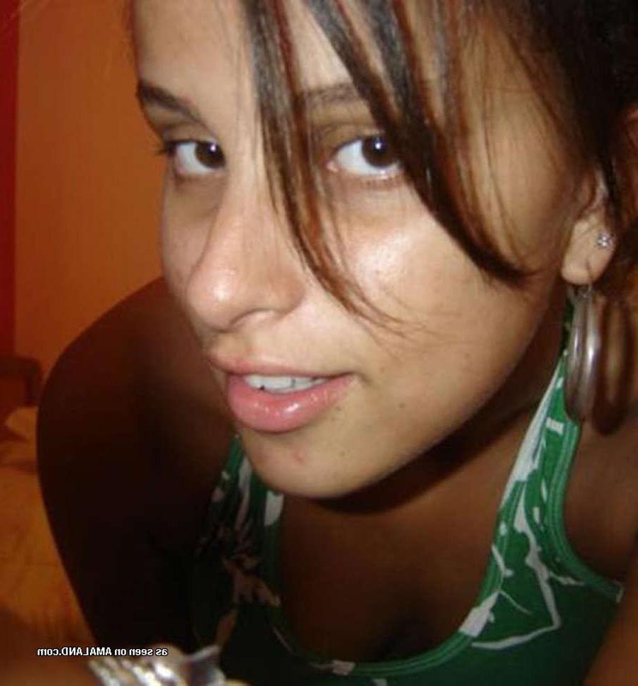 15P Latina slut naked and camwhoring