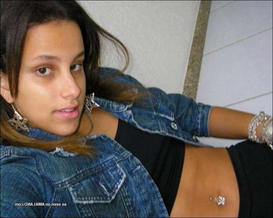 15P Latina slut naked and camwhoring