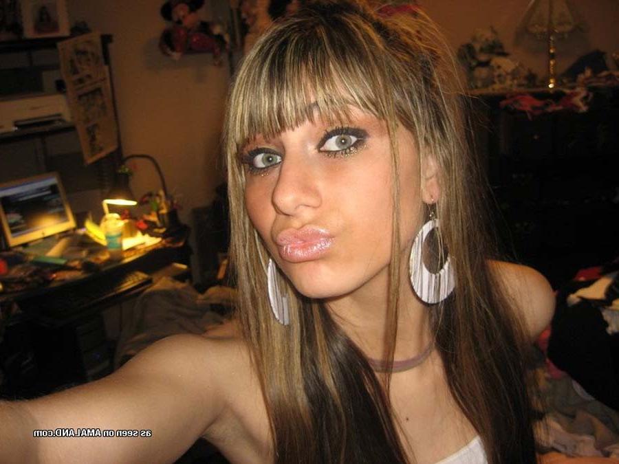 15P Sexy amateur Latina hottie camwhoring