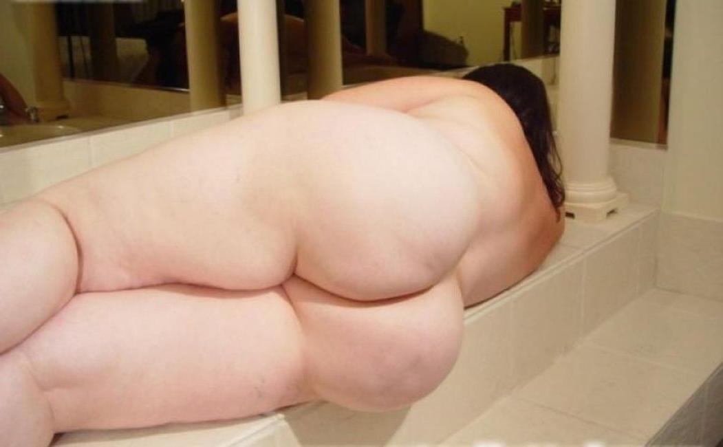 16P Lovely chubby girls showing their sexy bodies on home pictures