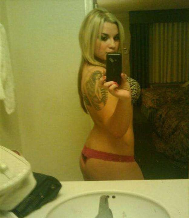 15P Sexy Latina babe selfshooting