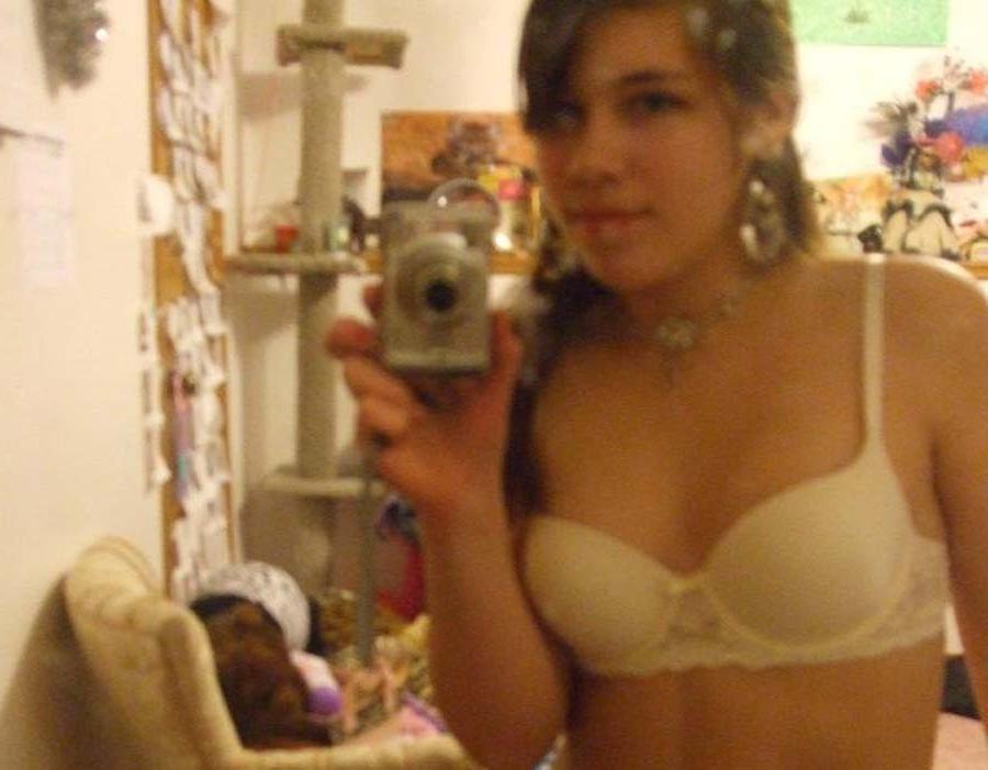 15P Sexy amateur Latina hottie camwhoring