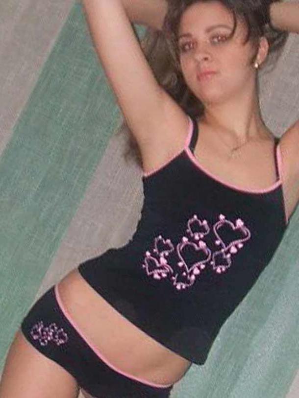15P Amateur Latina posing for her BF