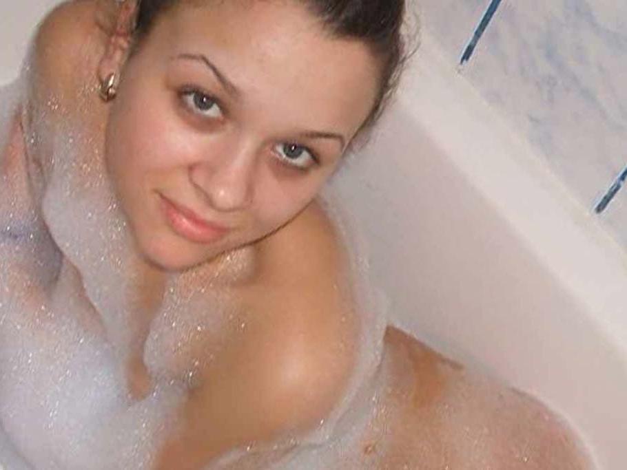 15P Amateur Latina posing for her BF