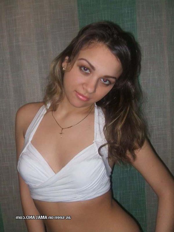 15P Amateur Latina posing for her BF