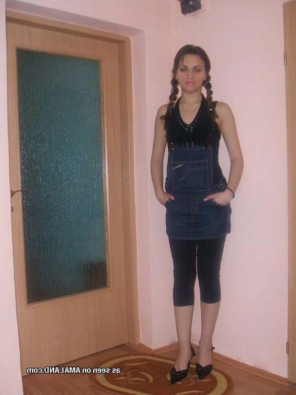 15P Amateur Latina posing for her BF
