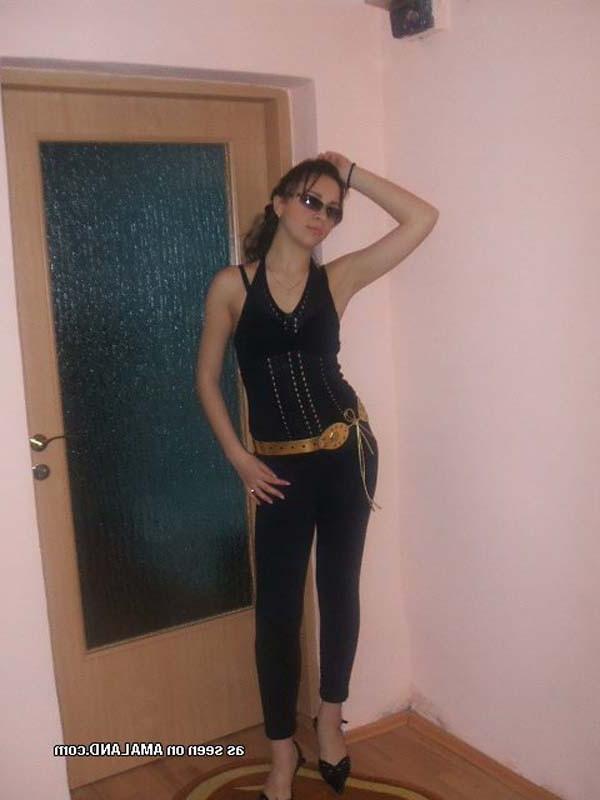 15P Amateur Latina posing for her BF