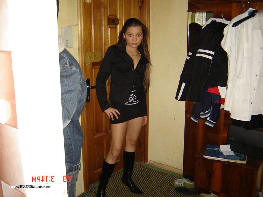 15P Sexy Latina roommates camwhoring