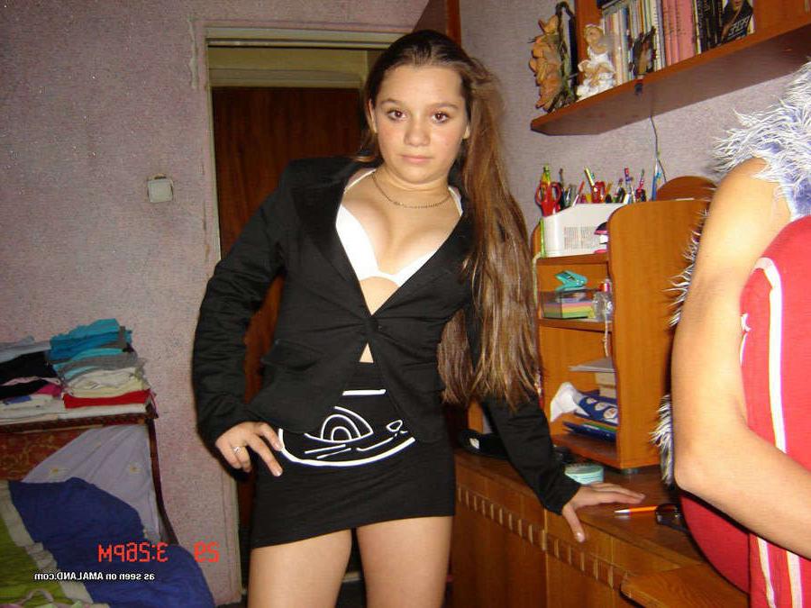 15P Sexy Latina roommates camwhoring