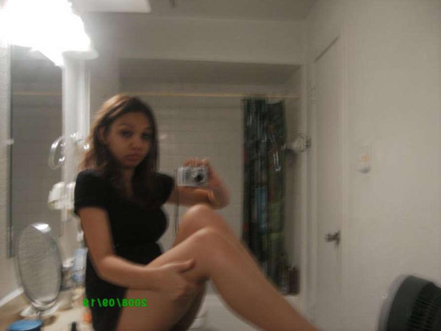 15P Horny Latina mirror self pics
