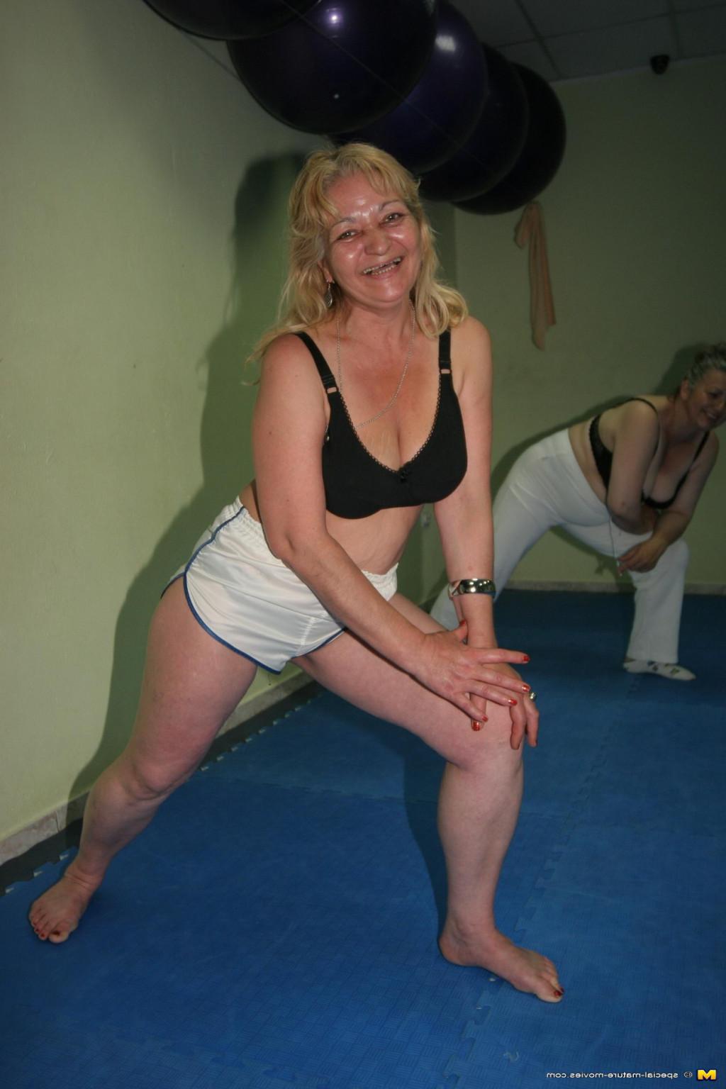 16P Mature women getting naked during gymclass