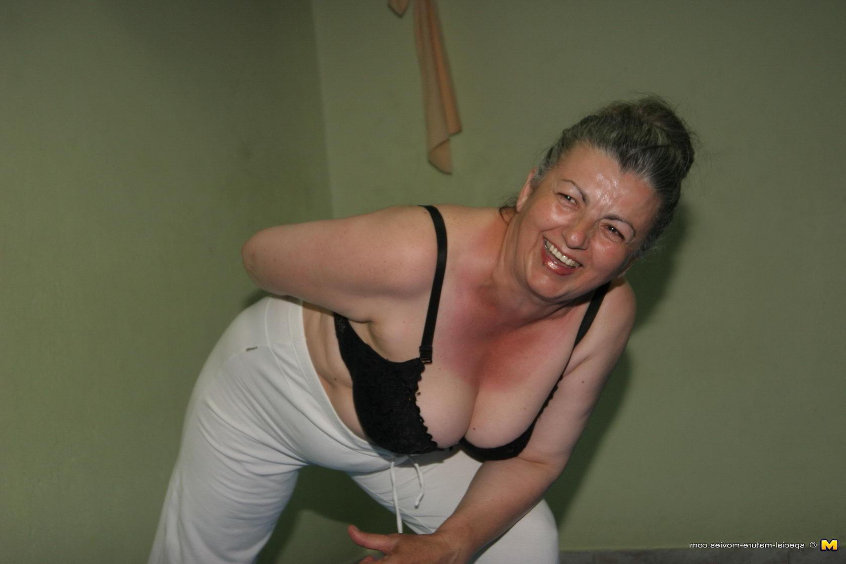 16P Mature women getting naked during gymclass