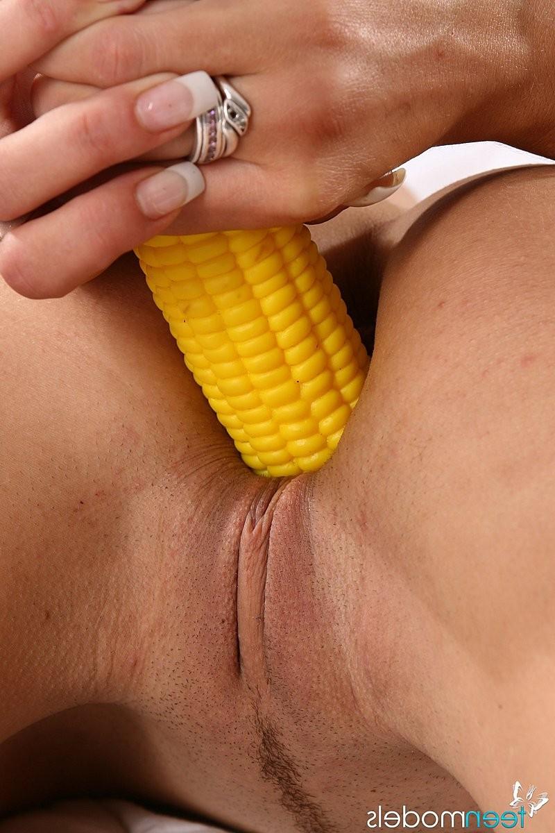 14P Kitty loves corn on the cob.