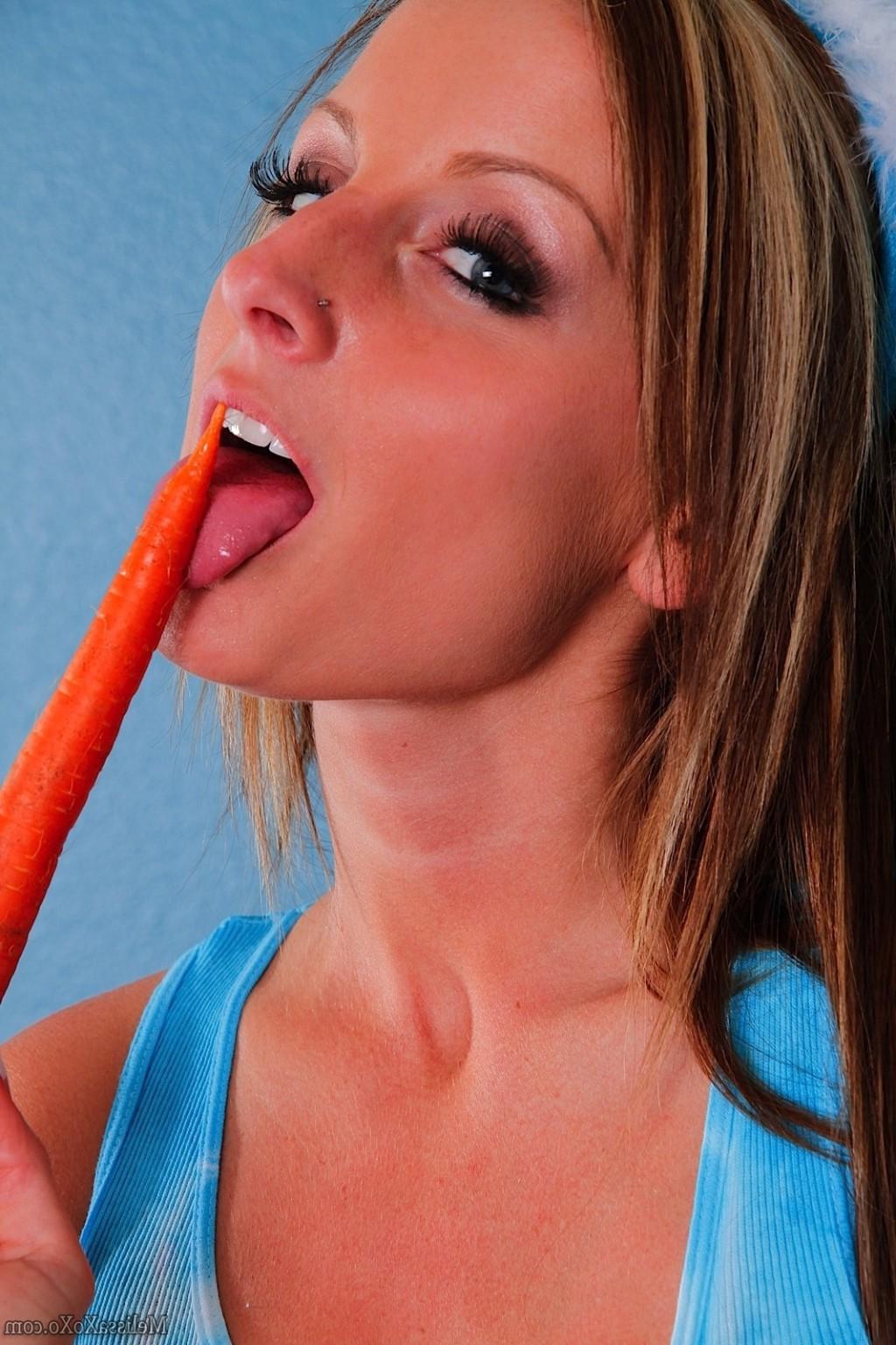 15P Sexy bunny girl shoves a carrot in pussy and ass