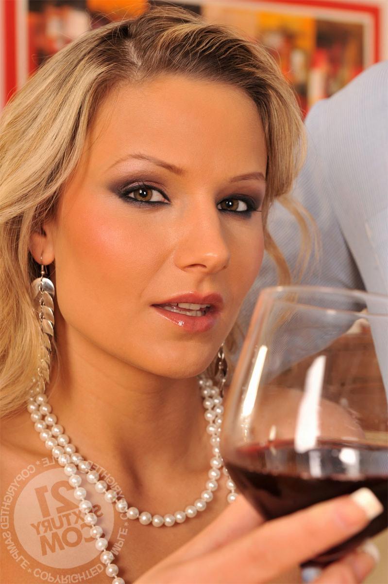 20P Club Sandy features everything from sizzling solo girl masturbation, lusty lesbi