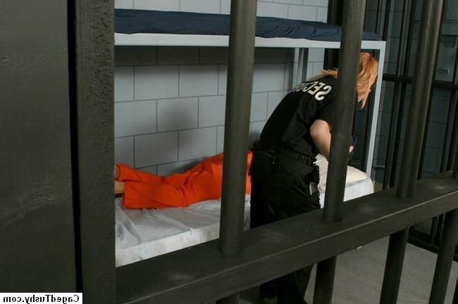 15P Girl prisonner get a medical exam in jail