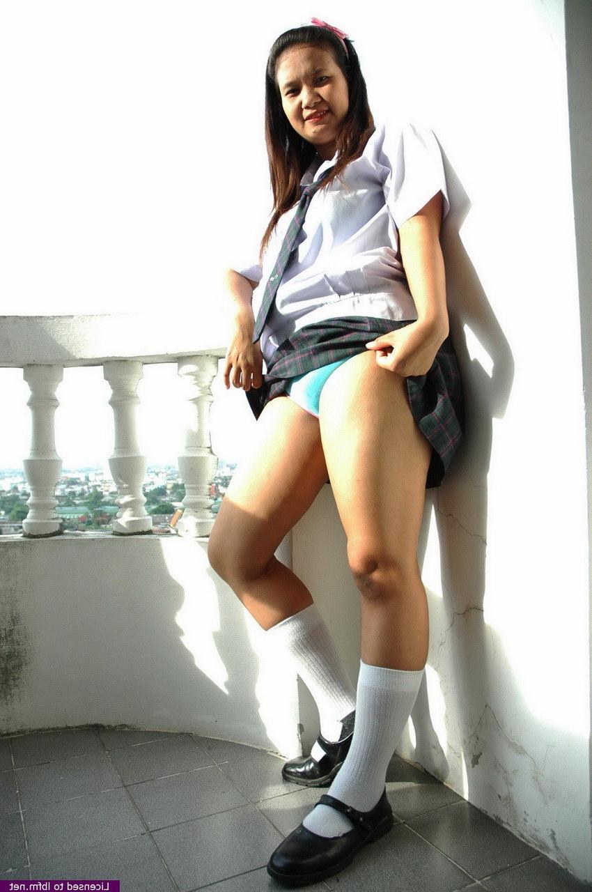 10P Asian schoolgirl posing naked for the very first time