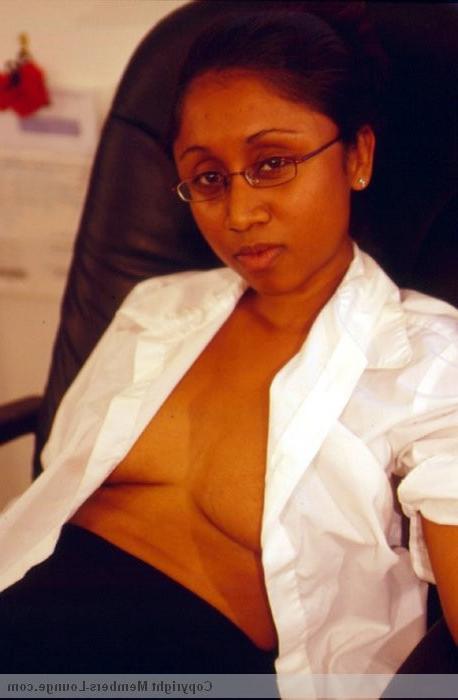 12P Sweet babe shows her tits
