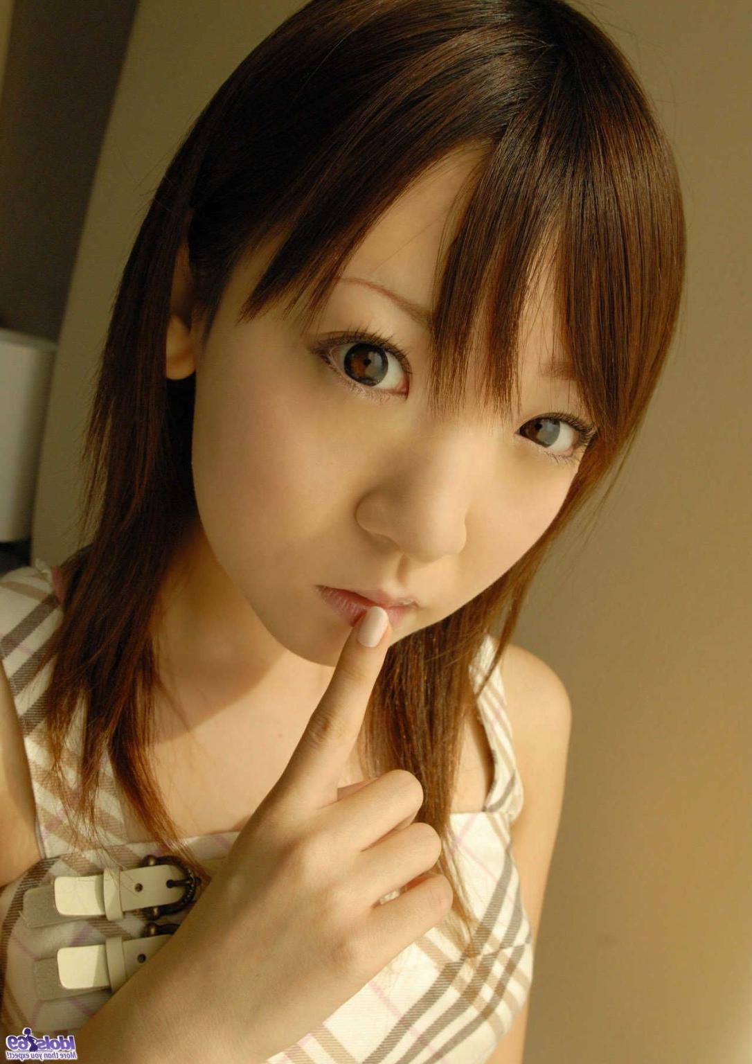 16P Azuki is a babe in her school uniform