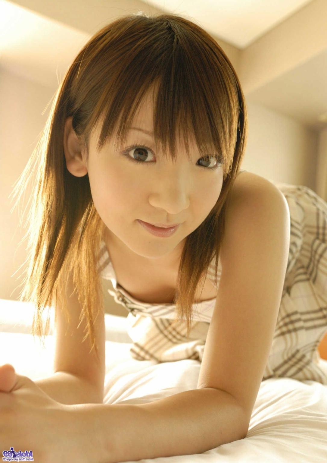 16P Azuki is a babe in her school uniform