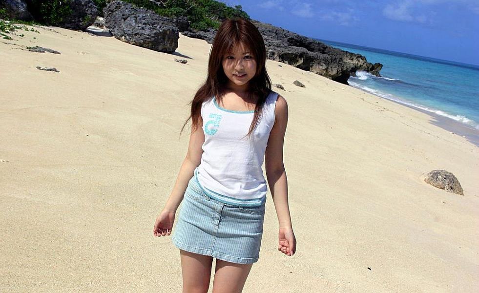16P Asian beach bunny is a model who likes water