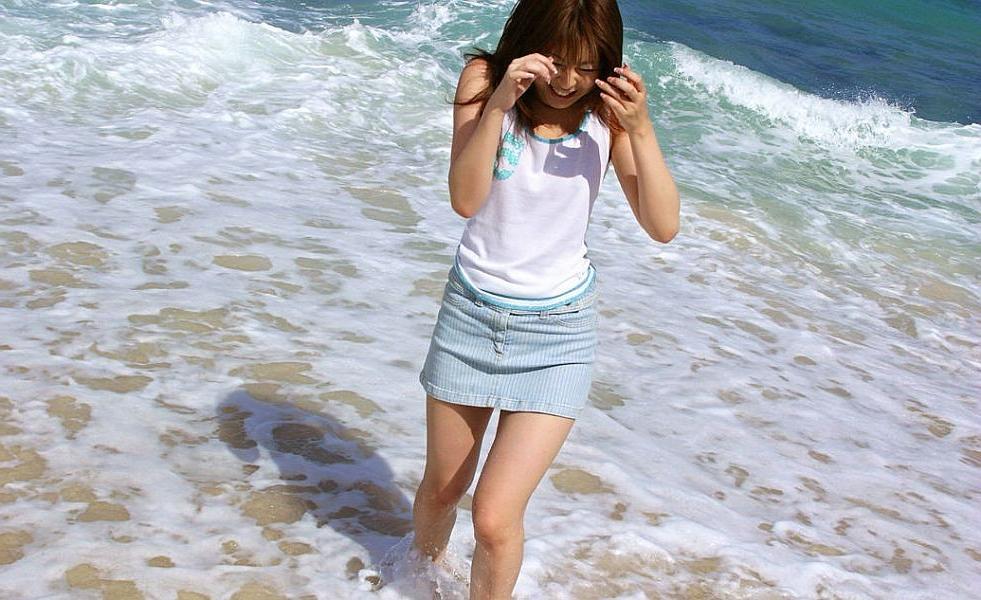 16P Asian beach bunny is a model who likes water