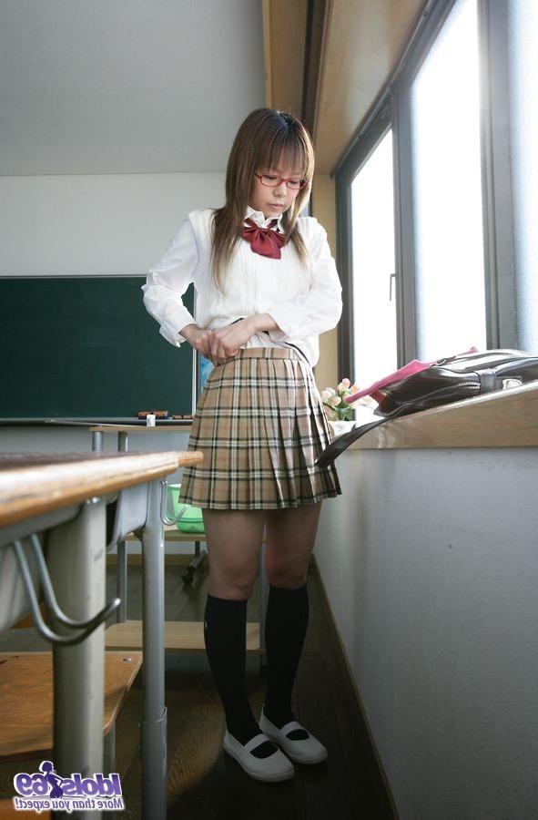 16P Yume is cute in her school uniform