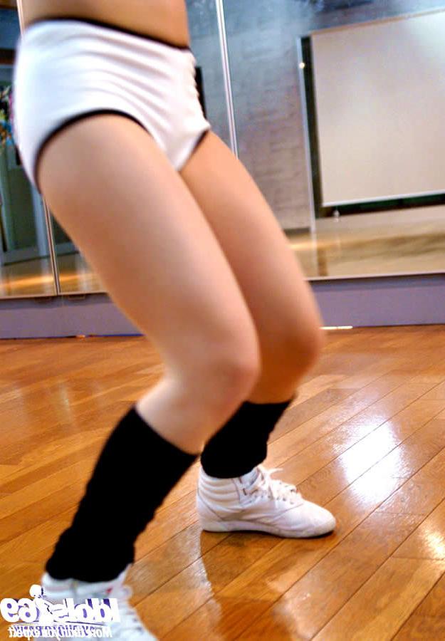 15P Busty japanese girl masturbating at the gym